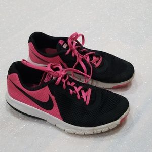 Nike big girl shoes size 5 W☺❤
